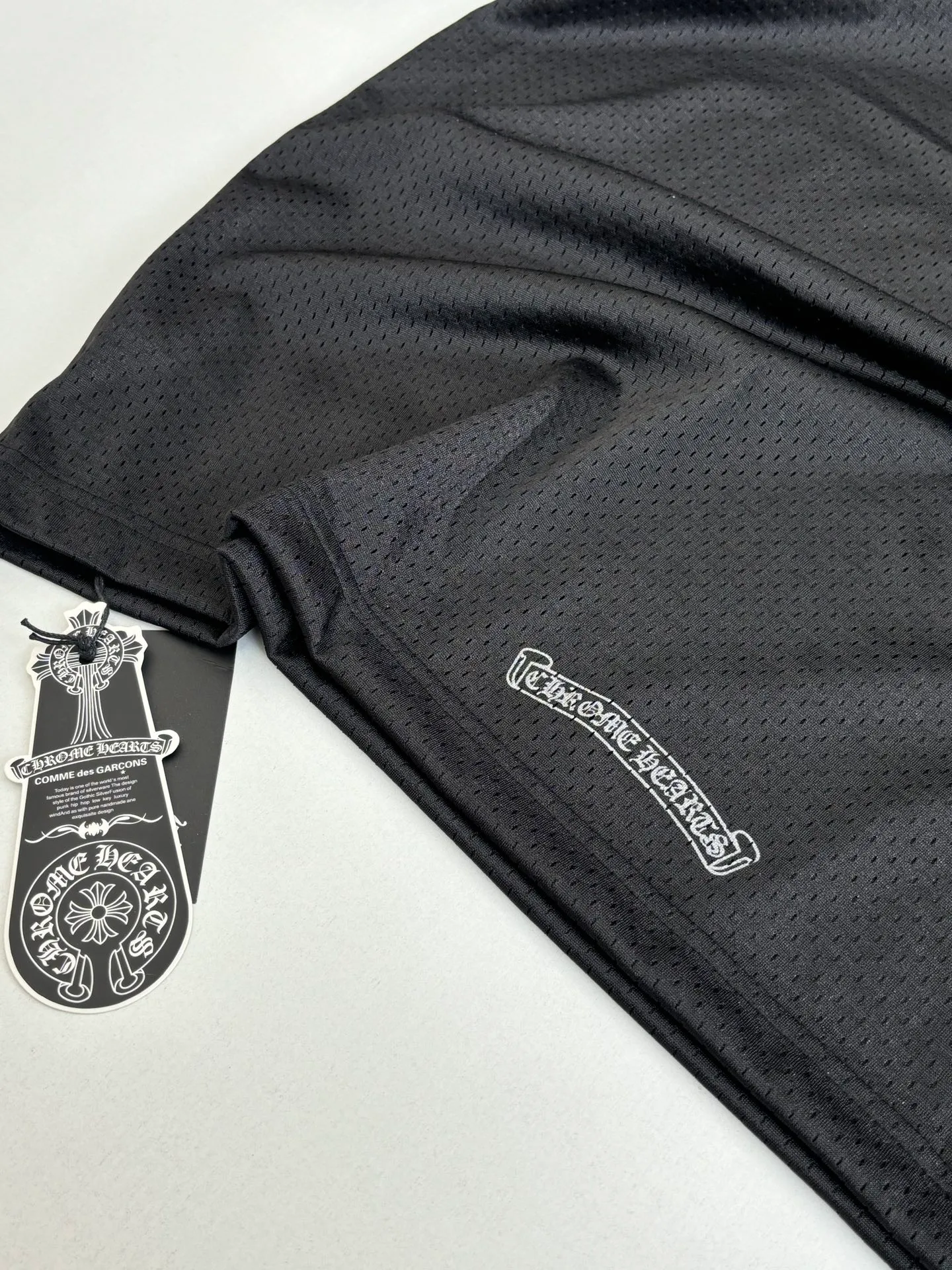 P340 Chrome Heart*/Chrome Heart Sanskrit mesh ice hockey suit long sleeves. The original version was purchased for 15,989 and developed. The fabric is made of custom weaving and dyeing technology. It is made of selected black mesh fabric, showing a unique sports style. The fabric has been specially treated to provide excellent breathability and comfort while maintaining a crisp and structured look. The double-layer design structure enhances the overall texture and makes the wearing experience more three-dimensional and full. The brand's iconic patterns are printed in many places, and high-precision printing technology is used to ensure that the patterns are clear and sharp. The silver printing has a glitter effect, showing charming luster changes under different lights. All printings undergo strict color difference control to ensure accurate color reproduction. The silver-plated pattern design on the sleeve arms is particularly eye-catching, showing the brand's consistent dark luxury style. In terms of details, the latest custom-woven labels are used, and the workmanship is exquisite. The overall shape is designed for both men and women, with both fashion and practicality. This T-shirt perfectly combines sports elements with high fashion craftsmanship, making it the brand's iconic street style item.  Size：S/M/L